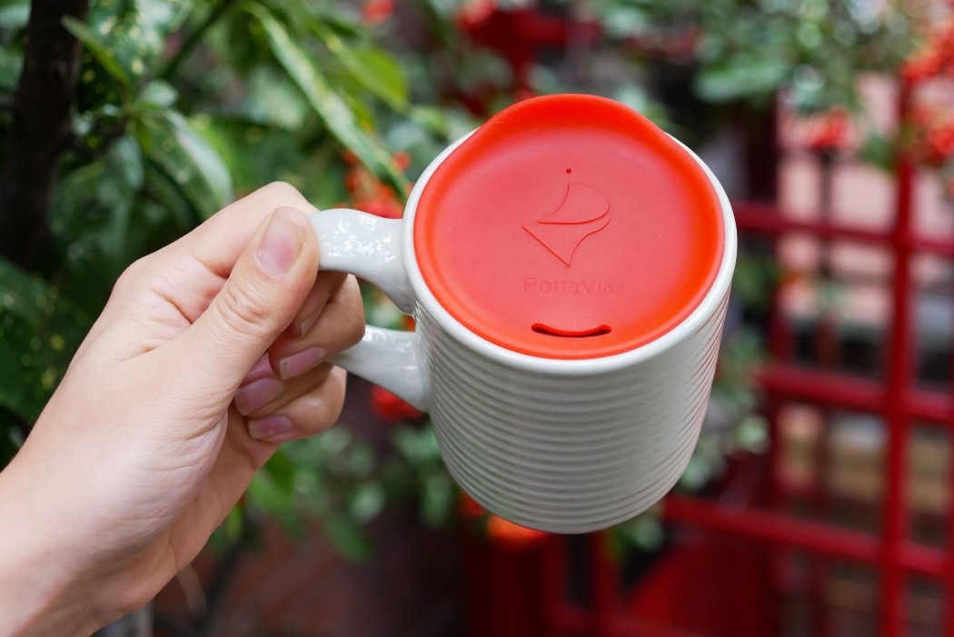 https://www.yankodesign.com/images/design_news/2019/01/turn-any-mug-into-a-travel-mug/portavia_universal_lid_1.jpg