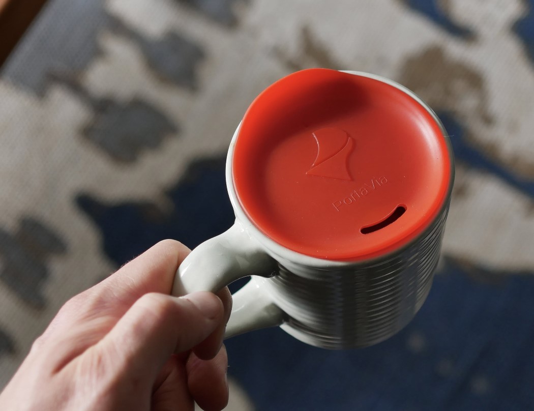 https://www.yankodesign.com/images/design_news/2019/01/turn-any-mug-into-a-travel-mug/portavia_universal_lid_4.jpg