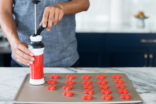 https://www.yankodesign.com/images/design_news/2019/06/oxos-cookie-press-lets-you-mass-pump-perfectly-shaped-cookie-treats/oxo_cookie_press_1-510x340.jpg