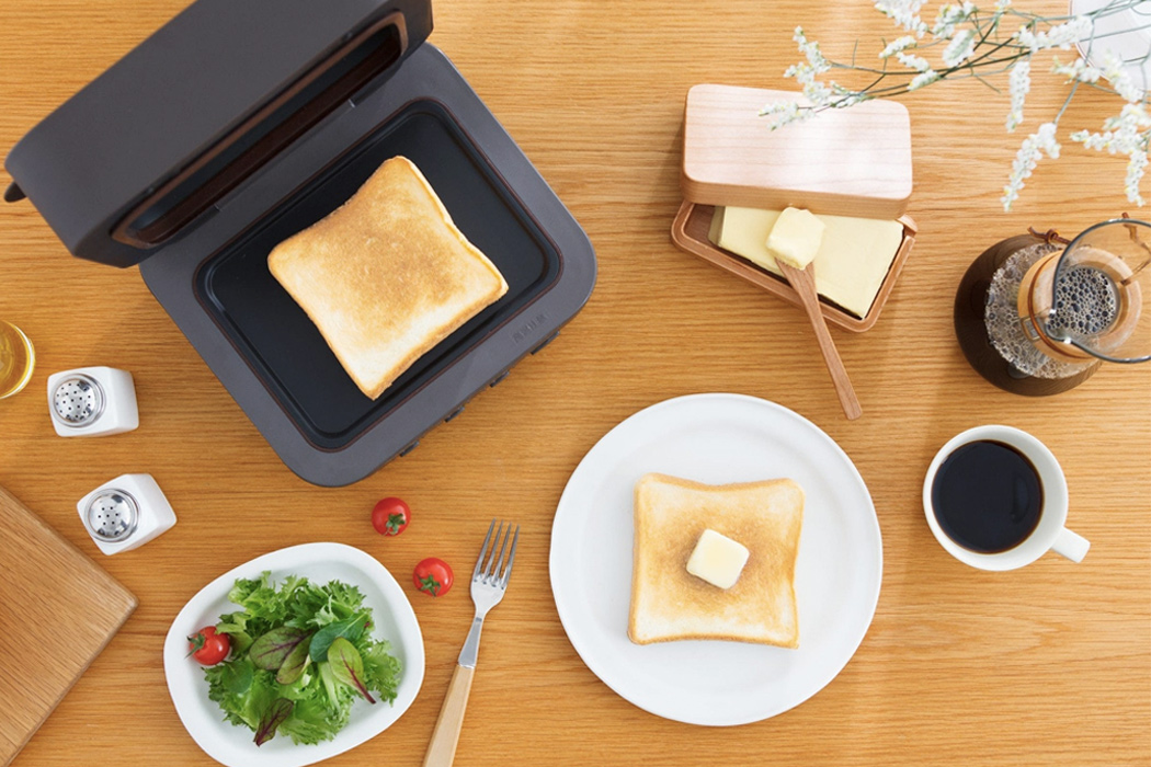 https://www.yankodesign.com/images/design_news/2019/11/auto-draft/mitsubishi_electric_toaster-yankodesign-04.jpg