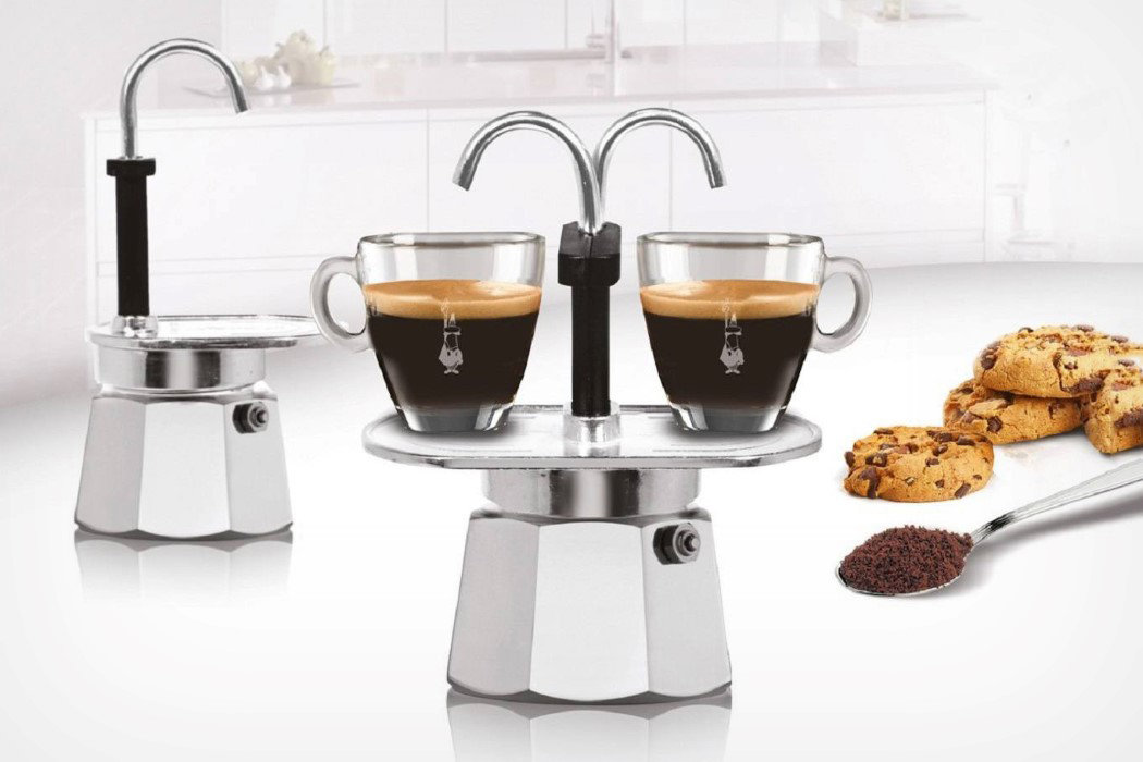 https://www.yankodesign.com/images/design_news/2019/12/the-creators-of-the-moka-pot-have-a-cute-stove-top-espresso-dispenser-too/bialetti_mini_express_1.jpg
