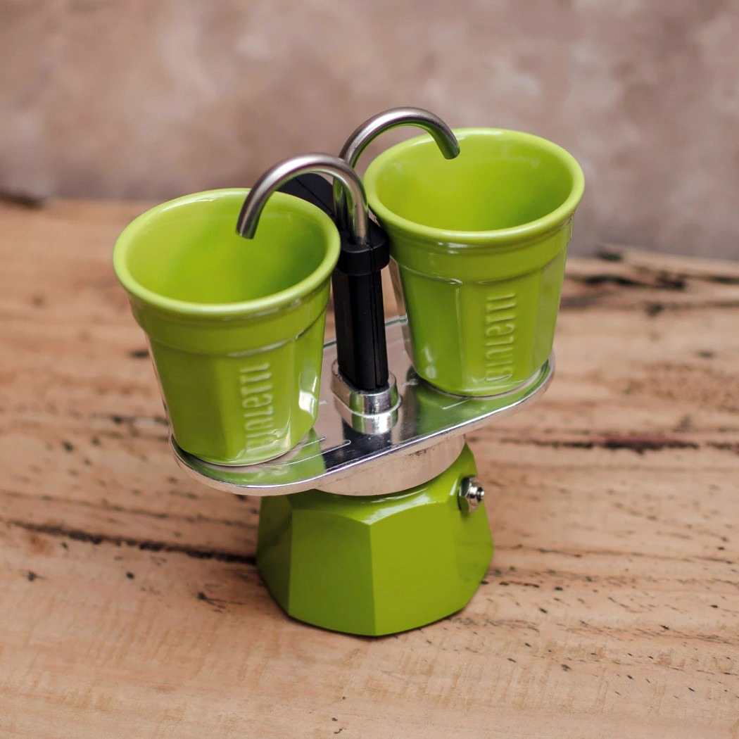 https://www.yankodesign.com/images/design_news/2019/12/the-creators-of-the-moka-pot-have-a-cute-stove-top-espresso-dispenser-too/bialetti_mini_express_6.jpg