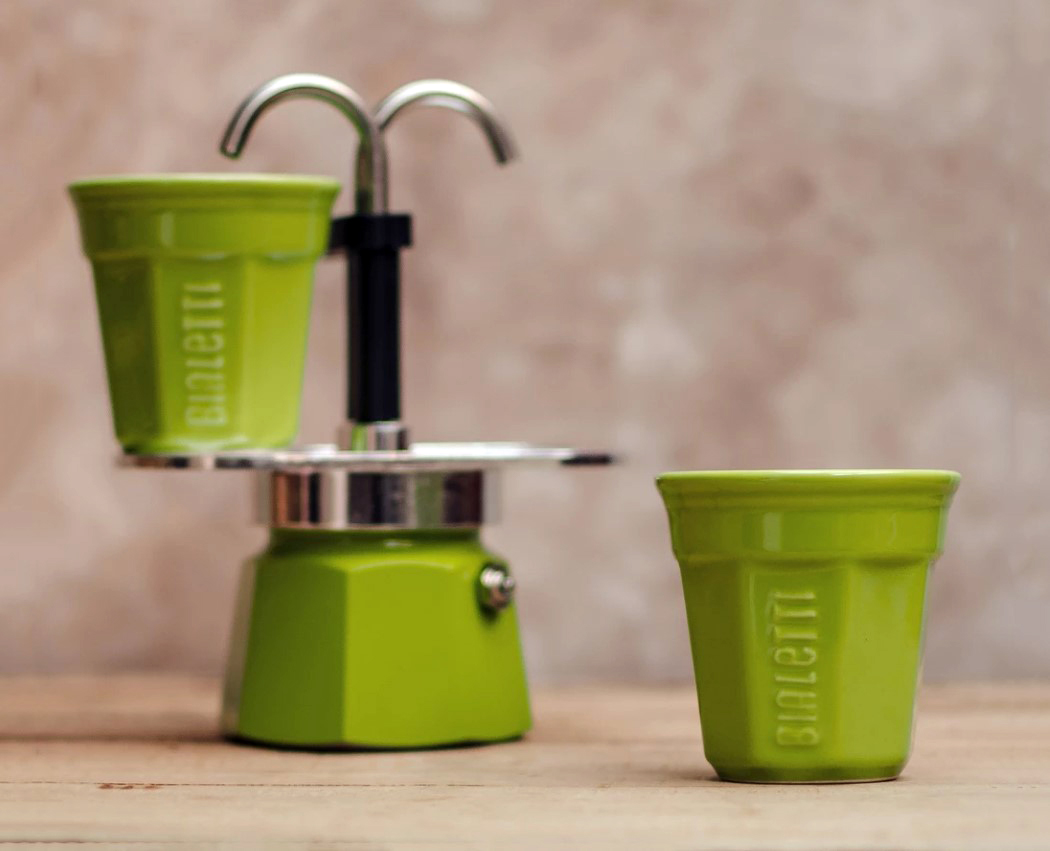 https://www.yankodesign.com/images/design_news/2019/12/the-creators-of-the-moka-pot-have-a-cute-stove-top-espresso-dispenser-too/bialetti_mini_express_7.jpg