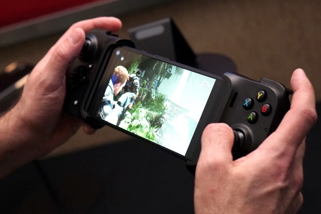 Razer’s Kishi controller snaps to the sides of your smartphone so you ...