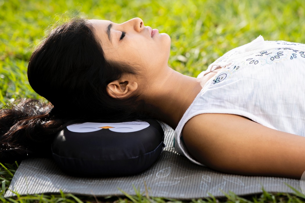 https://www.yankodesign.com/images/design_news/2020/05/the-worlds-first-convertible-travel-pillow-transforms-in-shape-to-let-you-nap-anywhere/napEazy_worlds_first_convertible_pillow_04.jpg