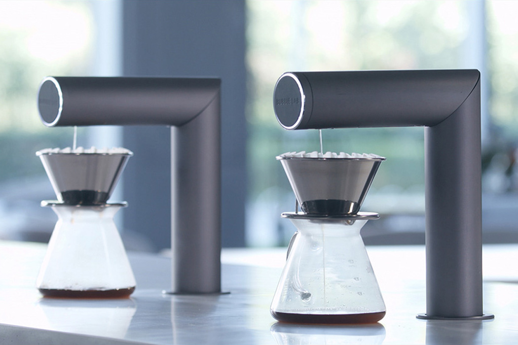 https://www.yankodesign.com/images/design_news/2020/09/this-robotic-coffee-maker-is-designed-to-brew-your-perfect-pour-over-coffee/Drip_coffee-maker_pour-over_robotic.jpg