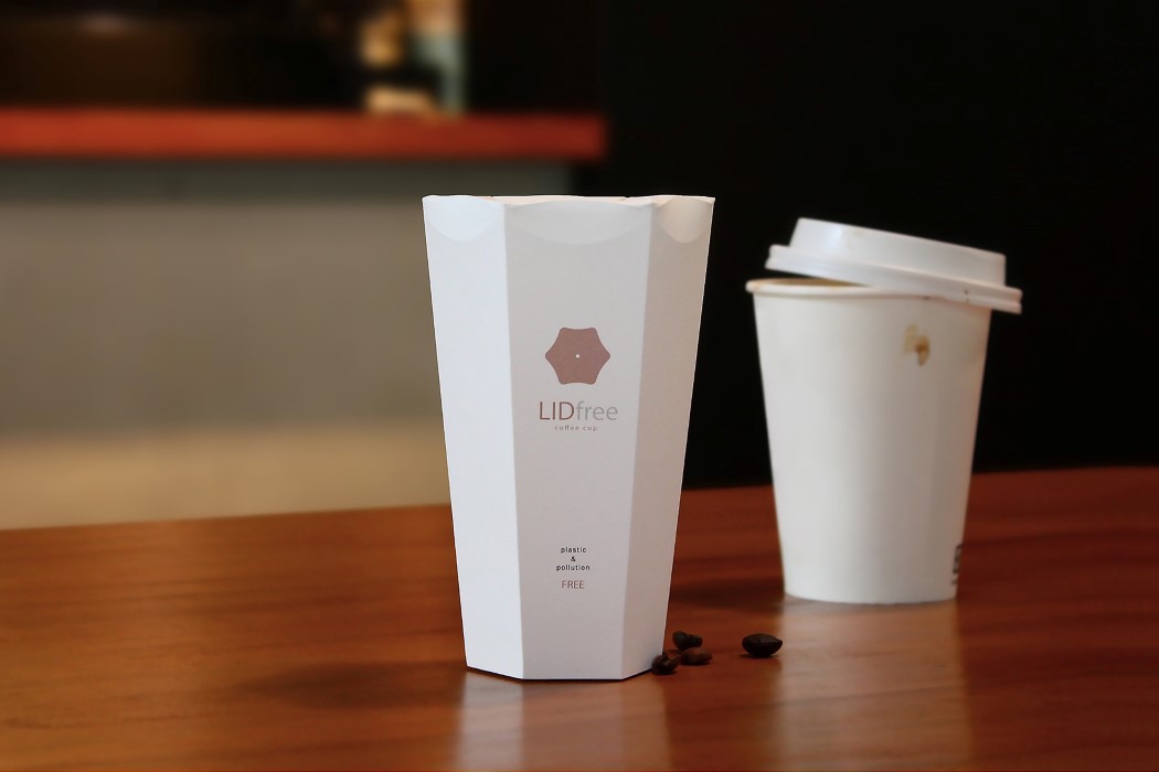 This award-winning to-go coffee cup comes with its own integrated