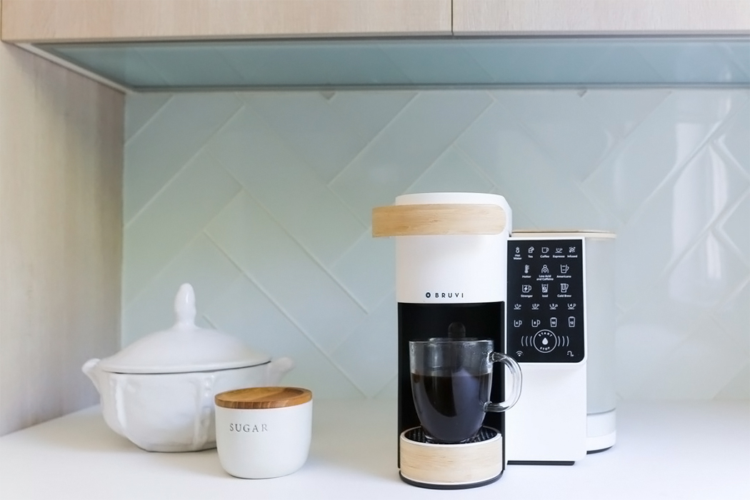 https://www.yankodesign.com/images/design_news/2021/01/this-coffee-machine-comes-with-biodegradable-single-serve-pods-so-you-can-ditch-your-nespresso-keuring/02-bruvi_yankodesign.jpg