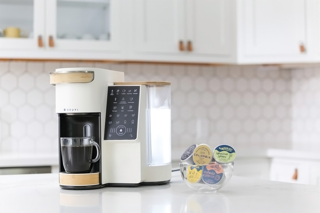 https://www.yankodesign.com/images/design_news/2021/01/this-coffee-machine-comes-with-biodegradable-single-serve-pods-so-you-can-ditch-your-nespresso-keuring/04-bruvi_yankodesign.jpg