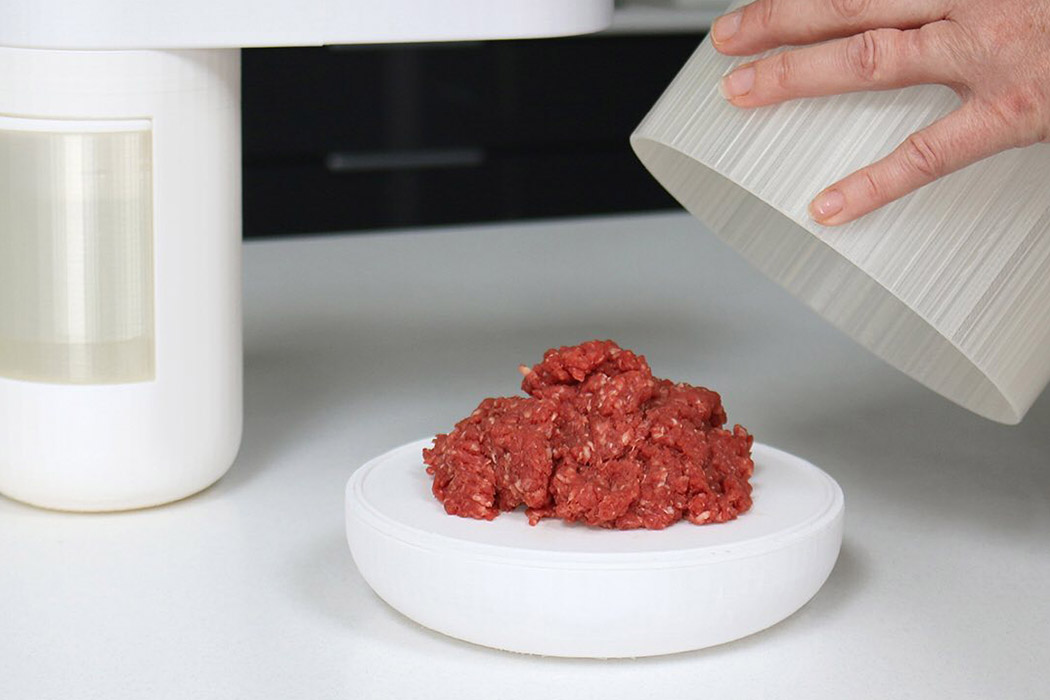 https://www.yankodesign.com/images/design_news/2021/03/this-device-is-designed-to-grow-your-own-meat-to-reduce-greenhouse-gas-emissions/Carnerie_Alice-Turner_food_kitchen-appliance-7.jpg