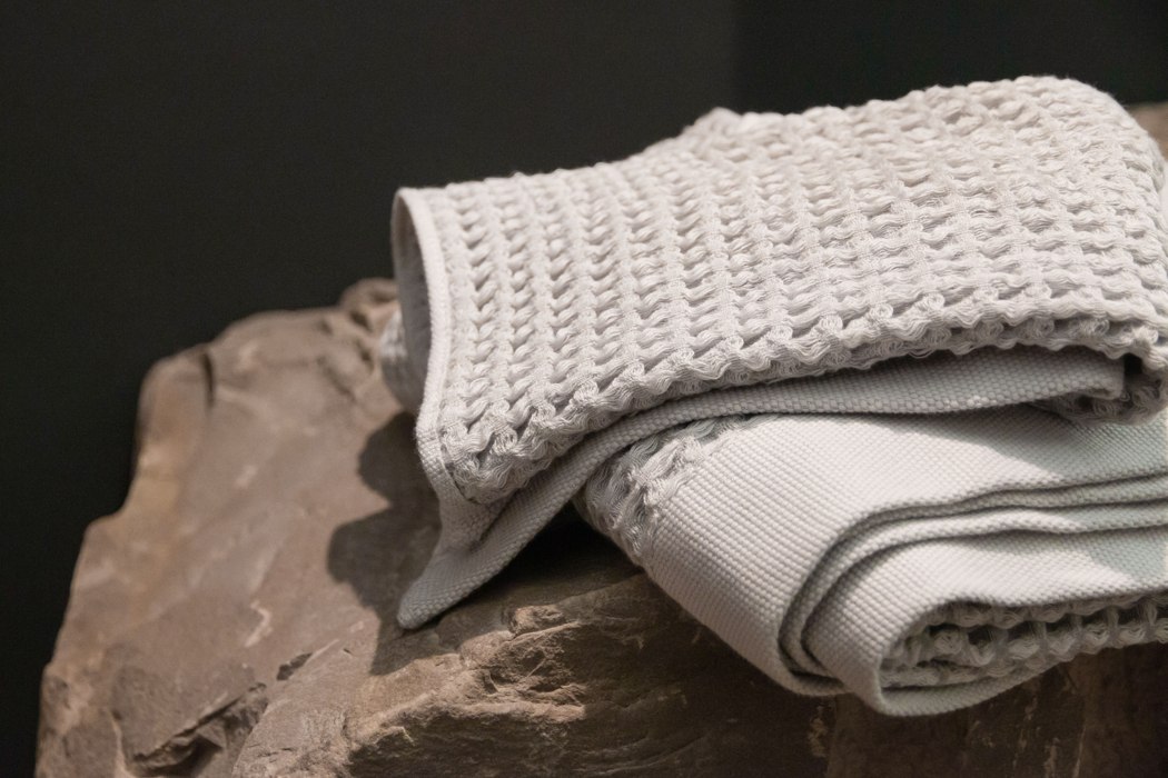 https://www.yankodesign.com/images/design_news/2021/03/titanium-and-silver-fibers-in-this-towel-help-it-be-naturally-anti-bacterial-and-odor-free/Titan_Yarn_towel_made_from_silver_and_titanium.jpg