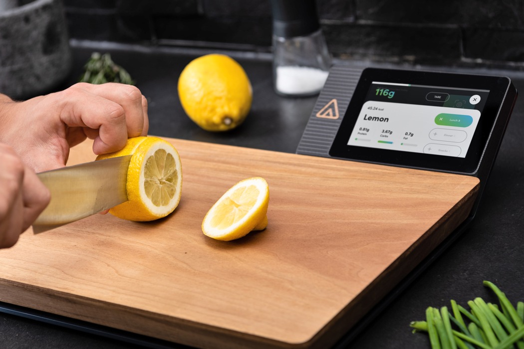https://www.yankodesign.com/images/design_news/2021/04/Nutrio_smart_cutting_board_that_tracks_your_nutrition.jpg