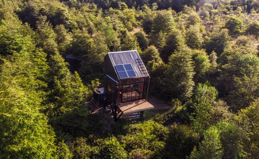 https://www.yankodesign.com/images/design_news/2021/04/this-100-self-sustaining-cabin-is-was-placed-in-the-forest-without-a-trace-of-fossil-fuels/6-zerocabin_yankodesign-510x314.jpg