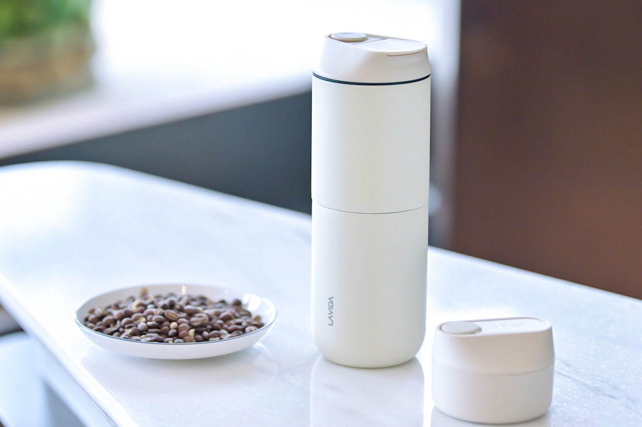 https://www.yankodesign.com/images/design_news/2021/07/this-tiny-coffee-maker-can-grind-brew-and-filter-your-coffee-beans-and-its-the-size-of-a-starbucks-cup/palm_sized_portable_5_in_1_coffee_maker_01.jpg