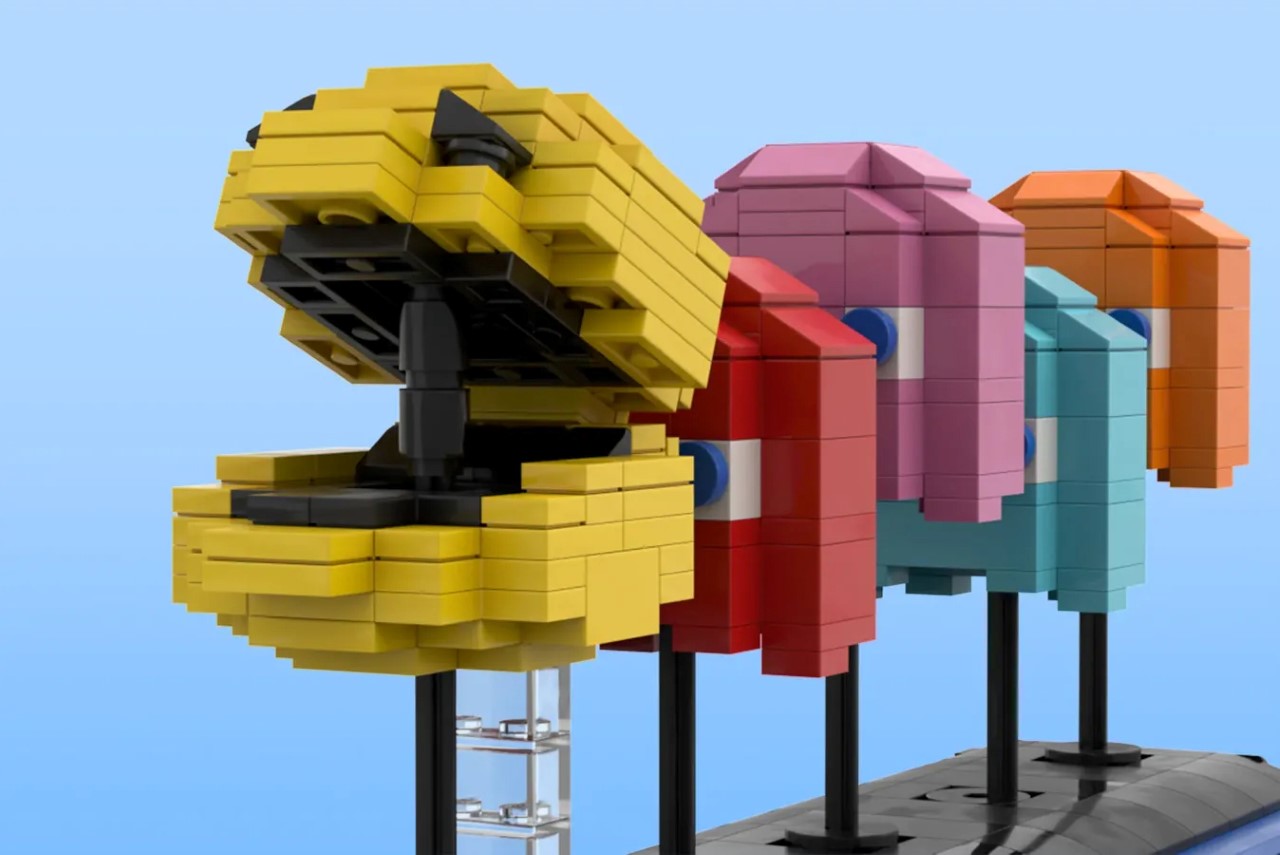 This LEGO PACMAN sculpture actually opens and closes its mouth when you crank lever! - Design