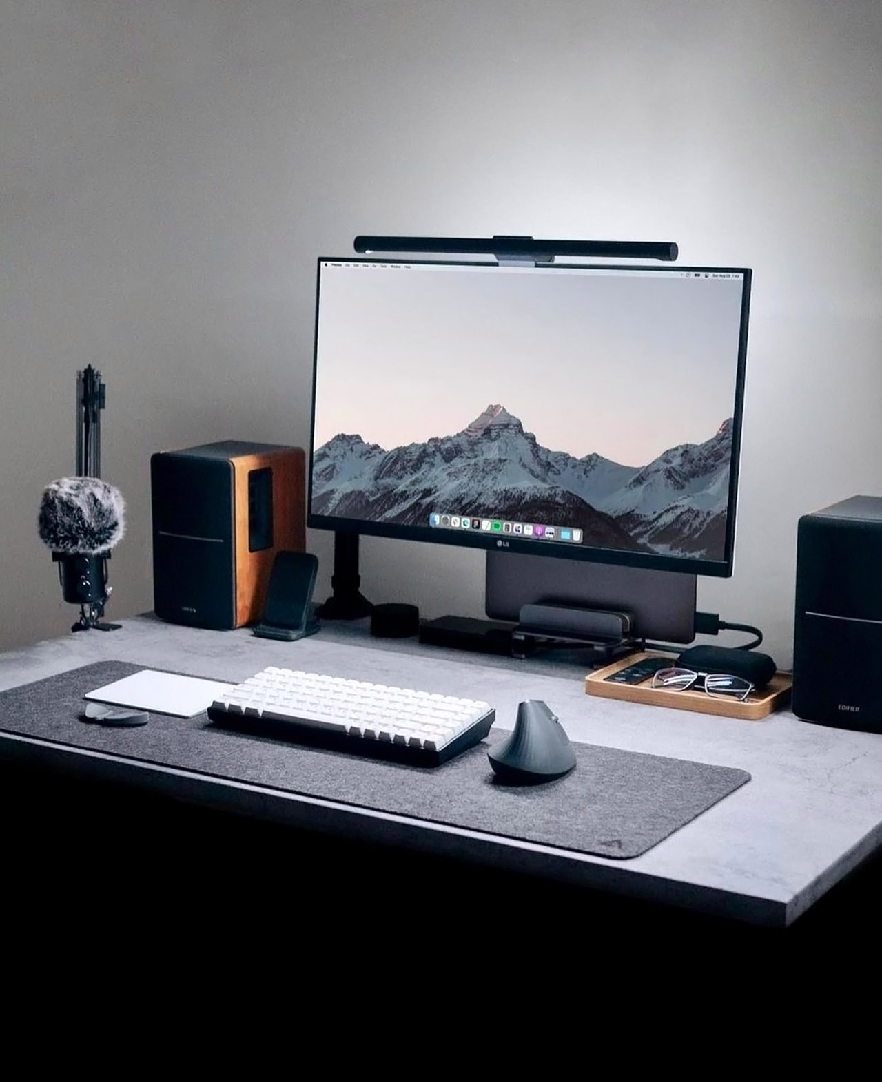https://www.yankodesign.com/images/design_news/2021/09/desk-setups/minimal_clean_desk_setups_04.jpg