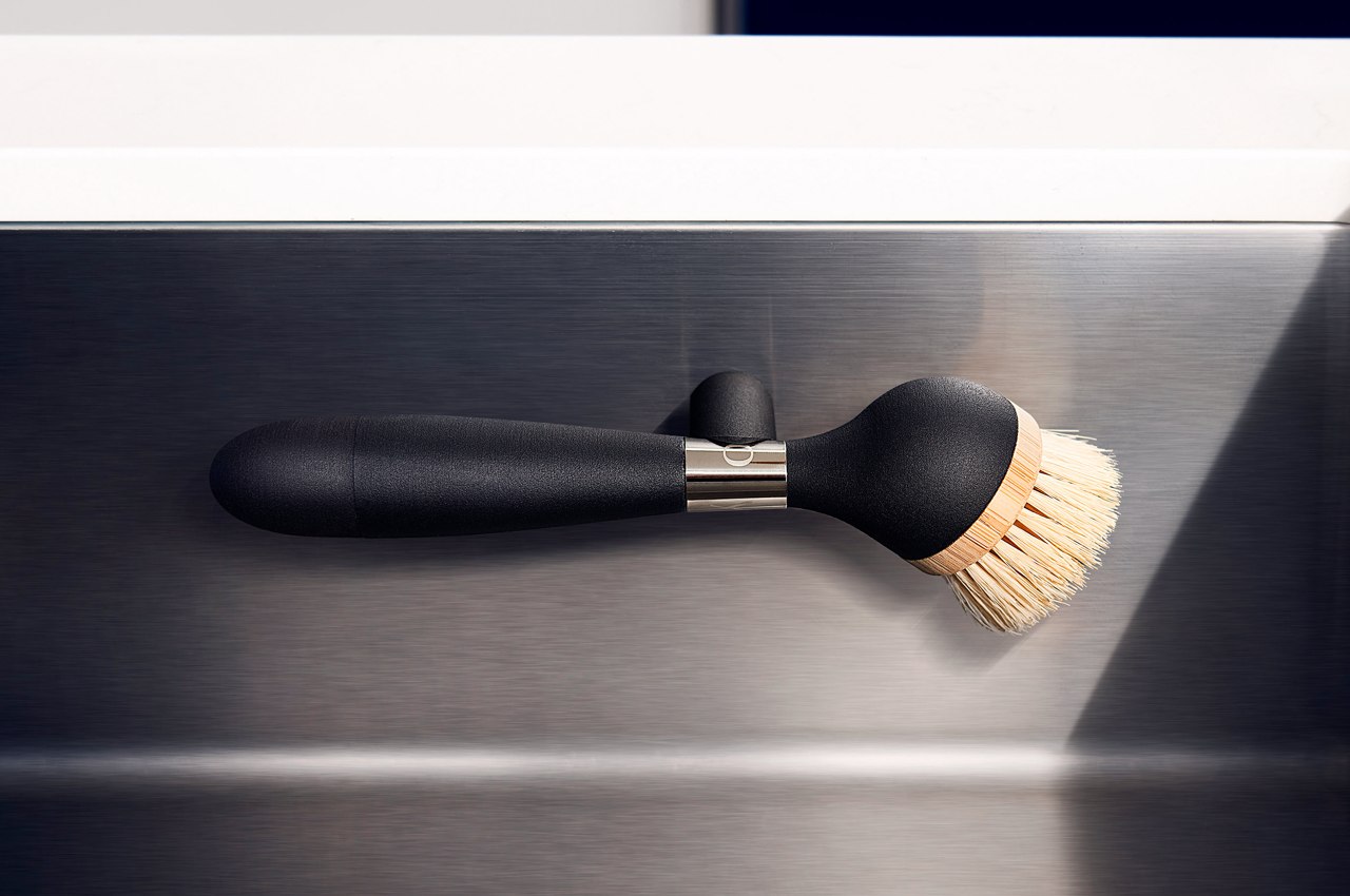 https://www.yankodesign.com/images/design_news/2021/12/magnetic_dish_brush_conveniently_hides_in_the_sink.jpg
