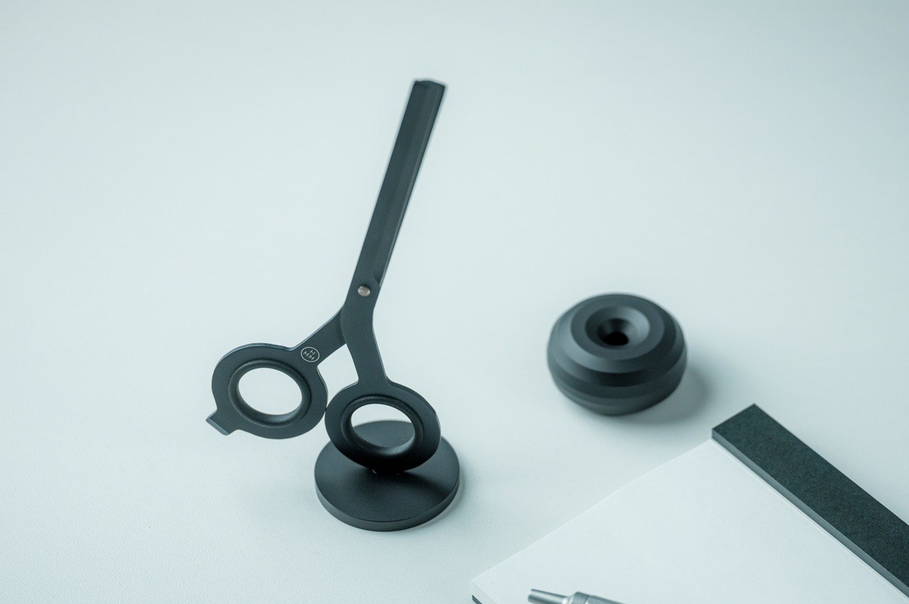 https://www.yankodesign.com/images/design_news/2022/03/hmm-scissors-2-in-1-design-cuts-through-conventions-to-stand-proudly-on-your-desk/scissors_with_base_hero.jpg