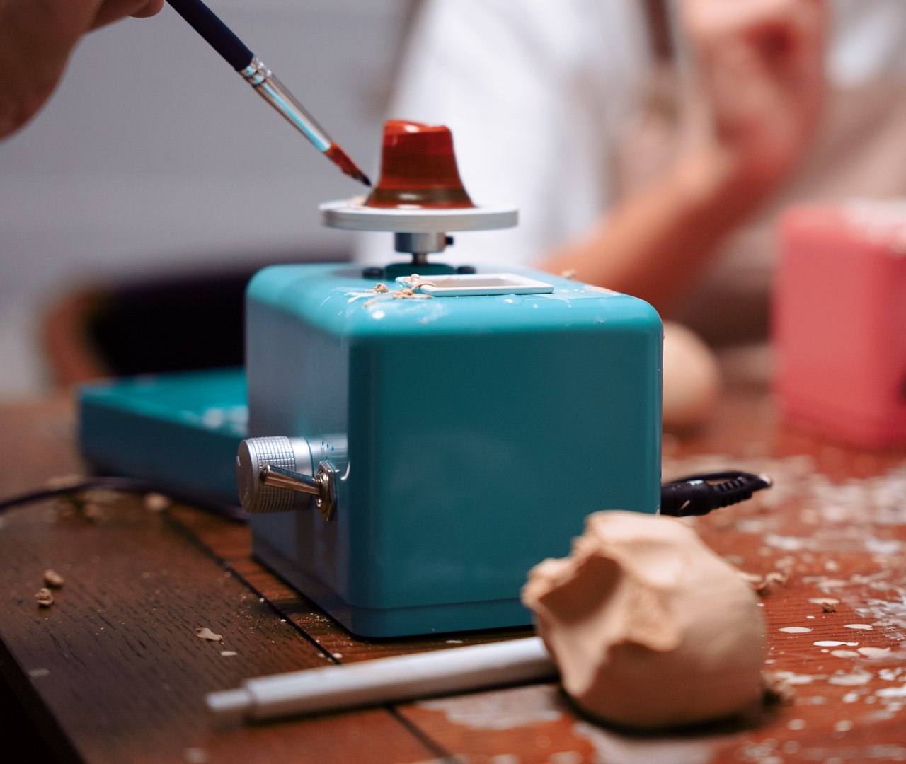 Tiny portable potter's wheel lets you throw down your clay and make  miniature artpieces anywhere - Yanko Design