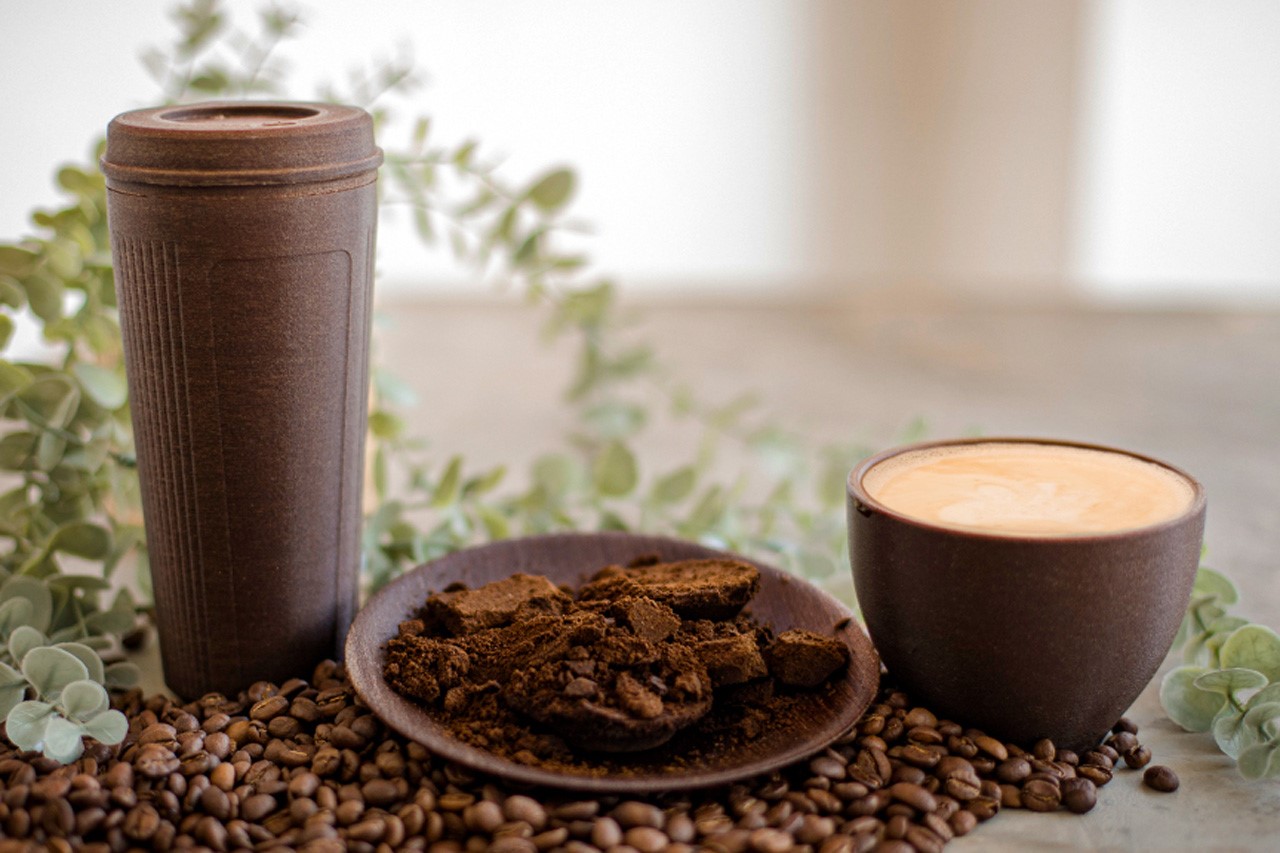These cups are made from recycled coffee waste. They're reusable,  shatter-proof, and smell like coffee! - Yanko Design