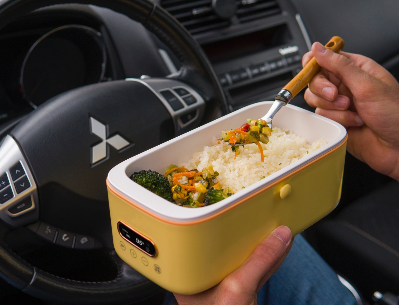 https://www.yankodesign.com/images/design_news/2022/06/solar-powered_self_heating_and_cooling_lunchvbox_04.jpg
