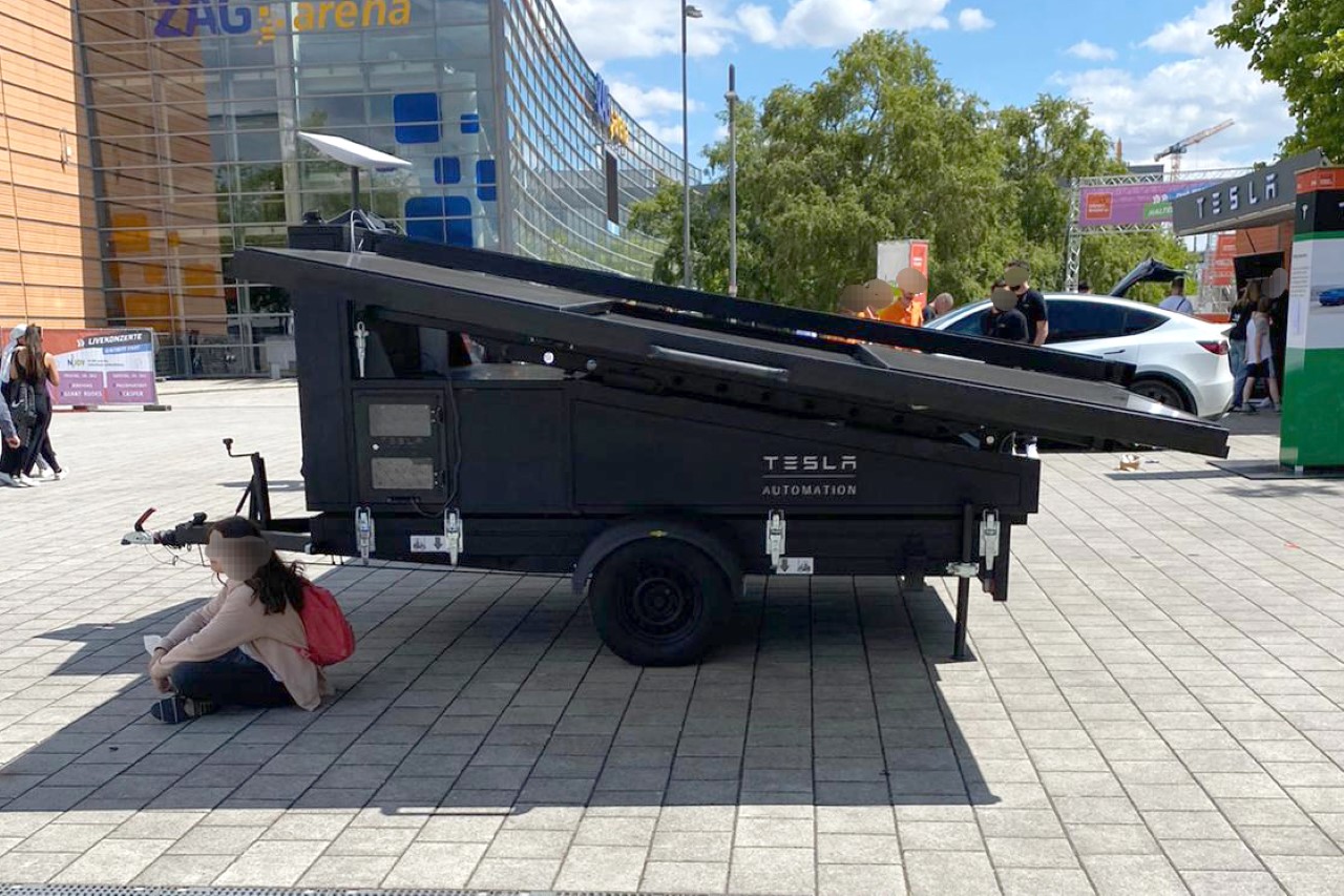 https://www.yankodesign.com/images/design_news/2022/07/tesla-quietly-launched-a-new-trailer-with-solar-panels-and-starlink-to-boost-your-evs-overall-range/tesla_solar_range_extender_trailer_2.jpg