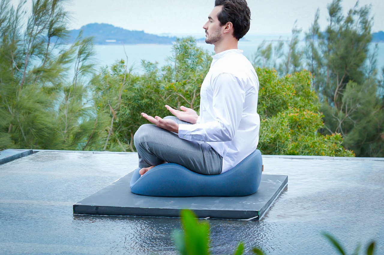 The world's first Yoga-friendly cushion ensures you have perfect form while  meditating - Yanko Design
