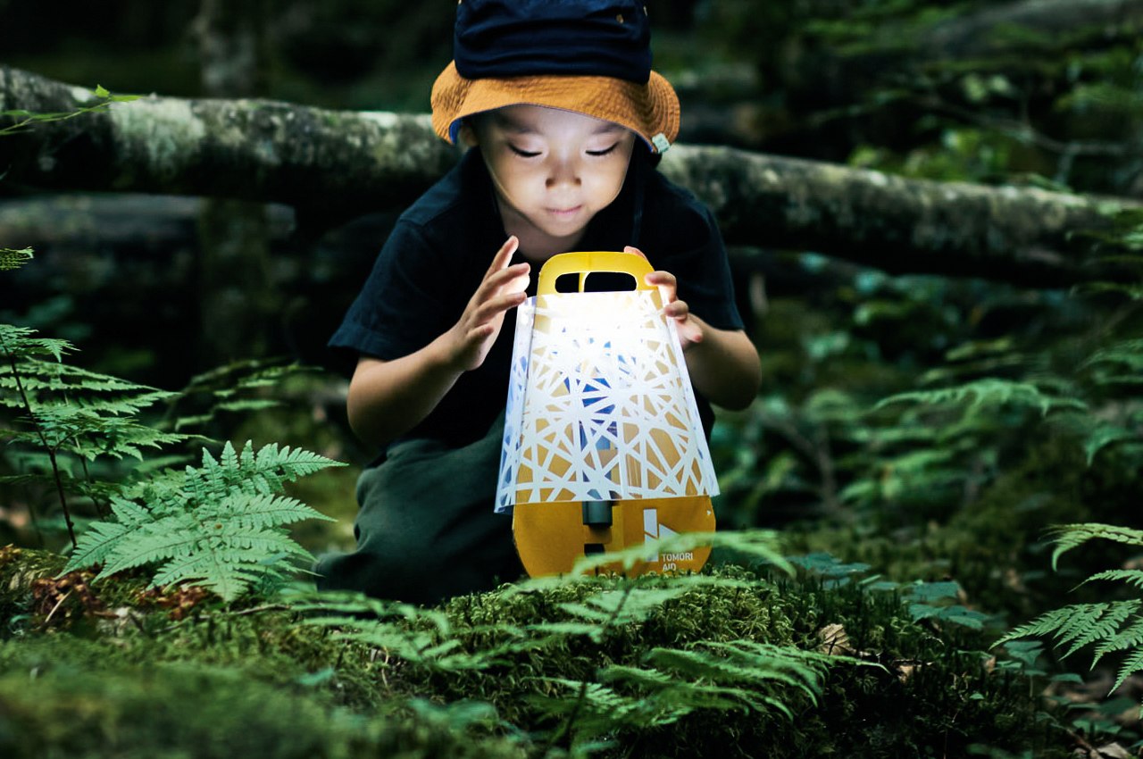 https://www.yankodesign.com/images/design_news/2022/08/this-collapsible-lantern-kit-is-all-you-need-to-keep-the-darkness-at-bay-in-any-situation/collapsible_lantern_kit_helps_you_survive_a_disaster_hero.jpg