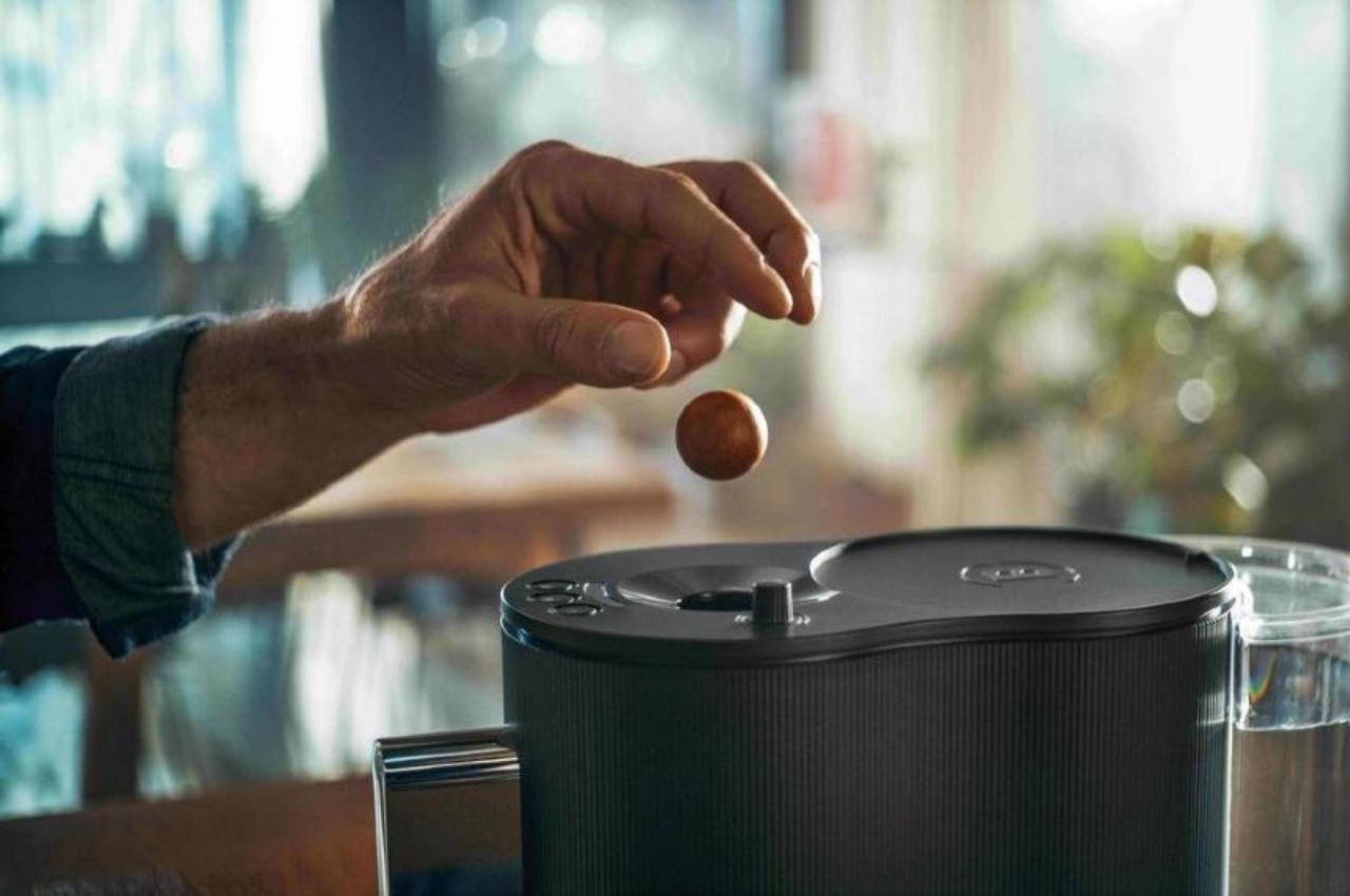 https://www.yankodesign.com/images/design_news/2022/09/eco-friendly-coffee-capsule-machine-uses-coffee-balls-that-can-be-turned-into-compost/1.jpg