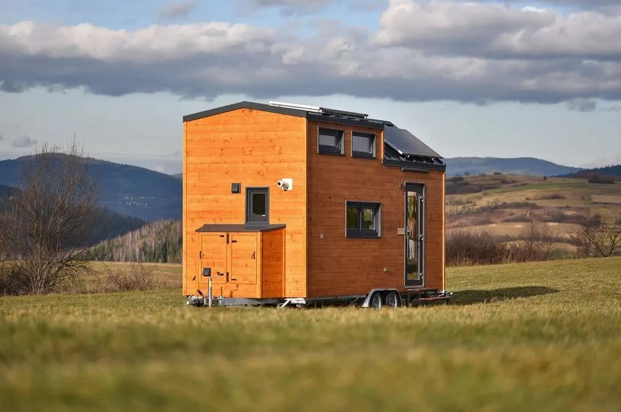 https://www.yankodesign.com/images/design_news/2022/09/this-swedish-tiny-house-on-wheels-is-lightweight-and-compact-but-has-a-big-at-heart/Vagabond-Haven-Sunshine-tiny-house-2.jpg
