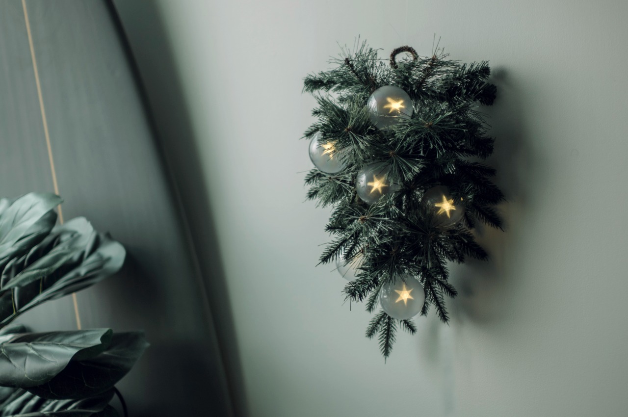 #This magical wreath carries the stars to bring some sparkle to your room