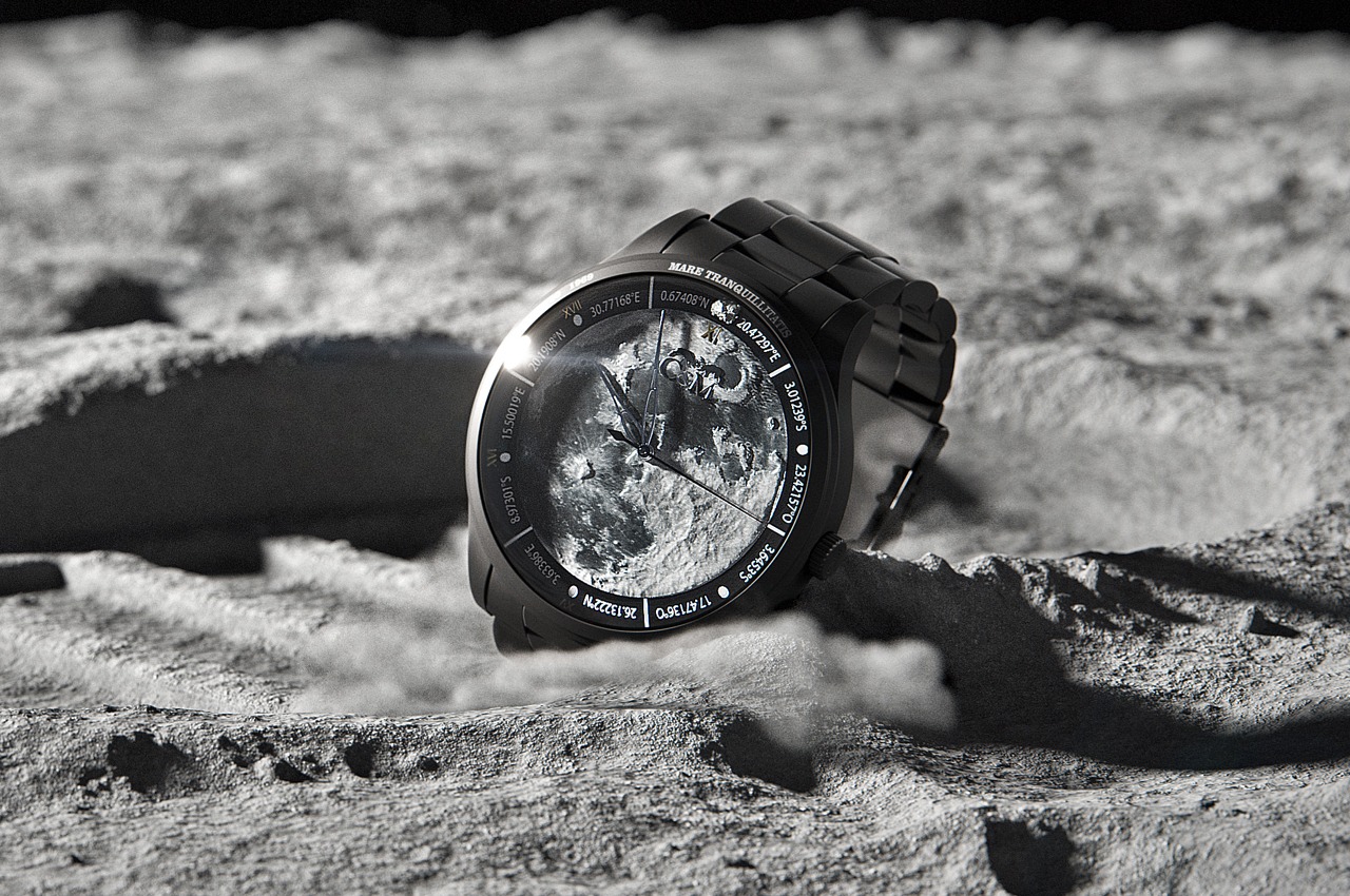 #The ultimate gift for space lovers – This watch comes with a REAL lunar meteorite in its dial
