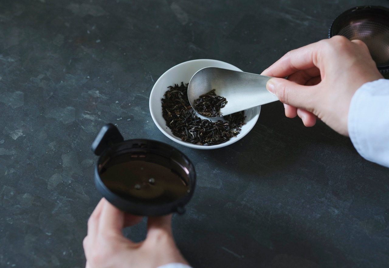 https://www.yankodesign.com/images/design_news/2022/11/this-smart-tea-pot-can-read-your-mood-to-make-the-perfect-brew/smart_tea_pot_for_a_personalized_tea_experience_02.jpg