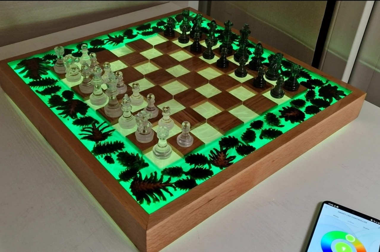 Buy Vintage Chess Set With Resin Board and Metal Pieces / Ajedrez