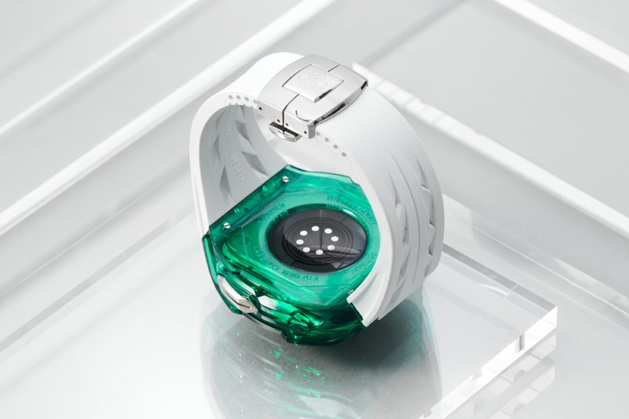 https://www.yankodesign.com/images/design_news/2023/02/apple-watch-ultra-case-with-transparent-crystal-design-turns-your-smartwatch-into-a-stunning-jewel/apple_watch_ultra_rstr_case_2.jpg
