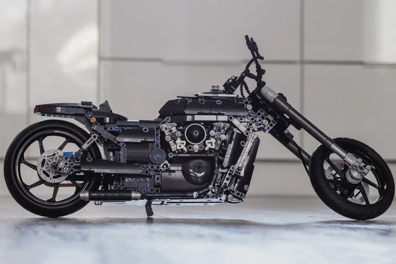 #Gorgeous LEGO hot-rod motorcycle features a brick-based V2 engine with moving pistons