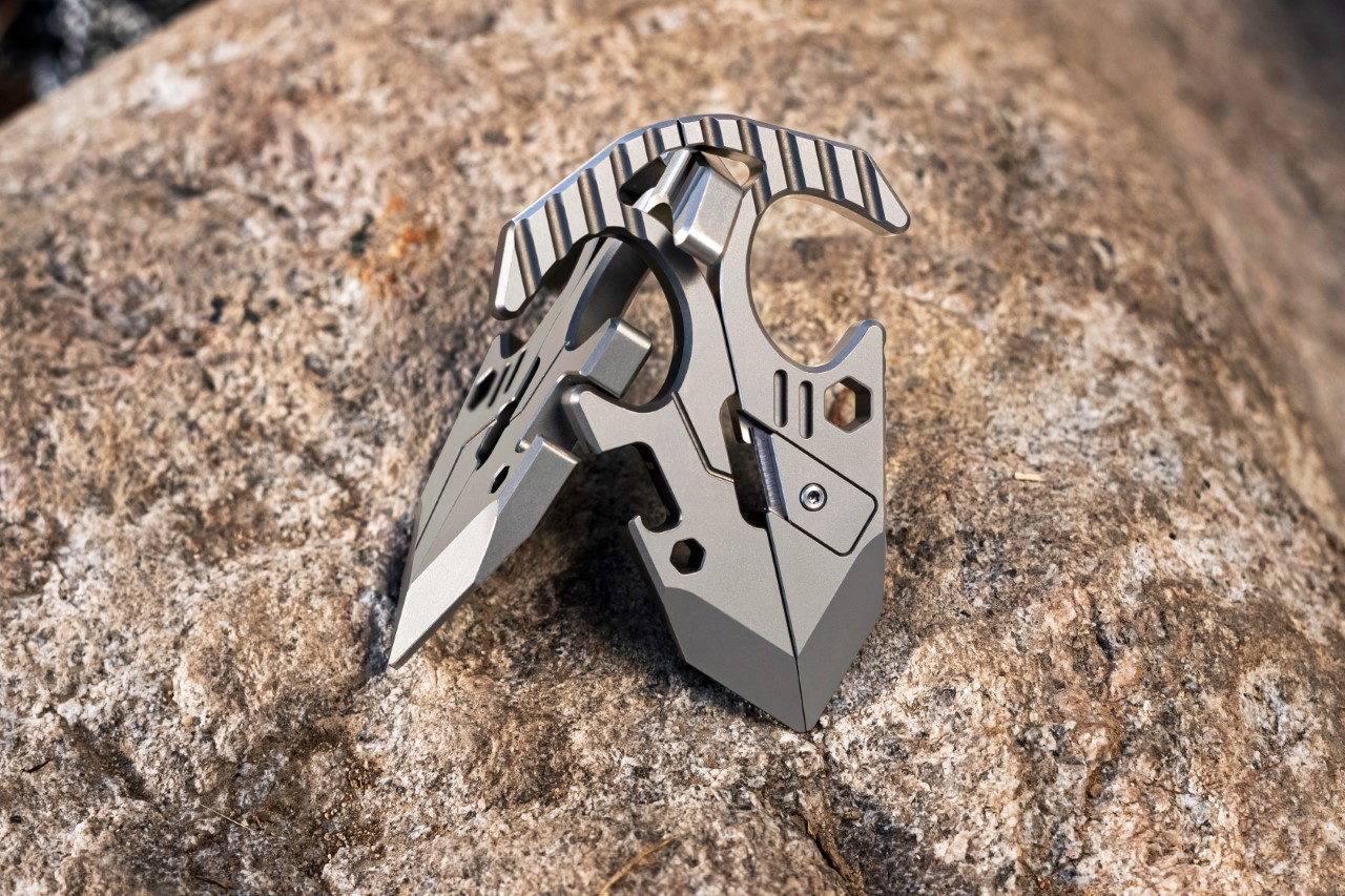 #This Tactical Titanium EDC multitool splits apart to cleverly turn into an iPhone stand
