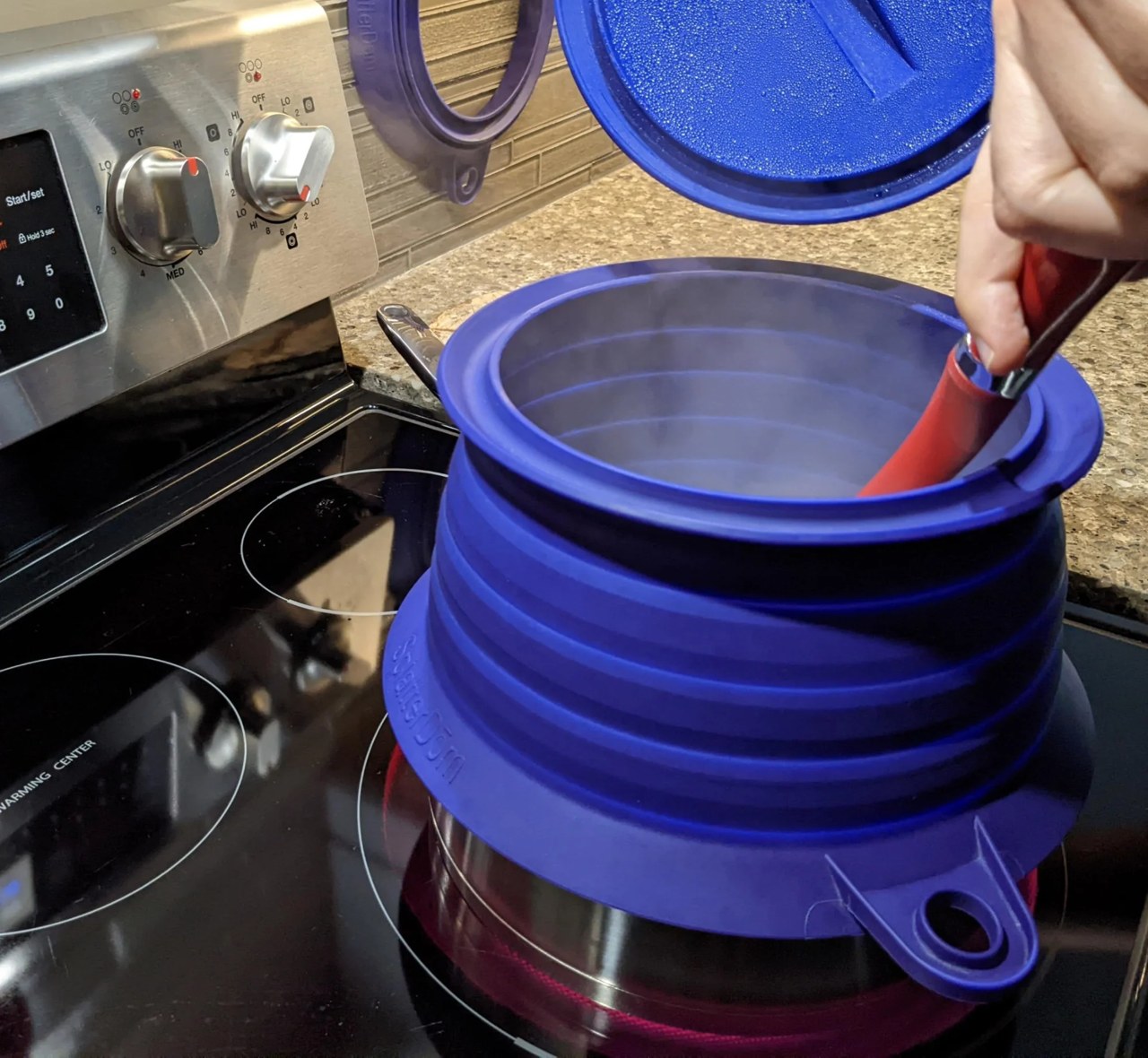 https://www.yankodesign.com/images/design_news/2023/07/this-versatile-kitchen-aid-will-help-you-cook-great-meals-without-the-mess/silicone_enclosure_creates_a_splatter-proof_wall_to_keep_your_kitchen_clean_11.jpg