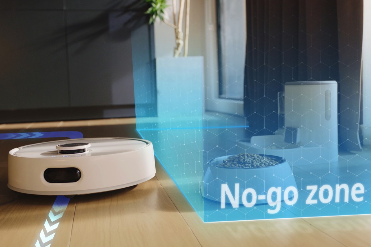 This AI floor cleaning robot automatically refills itself