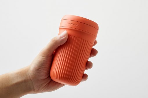 https://www.yankodesign.com/images/design_news/2023/10/this-sustainable-coffee-cup-can-help-your-plants-grow-at-the-end-of-its-own-life/earthmade-aromacup-1-510x339.jpg