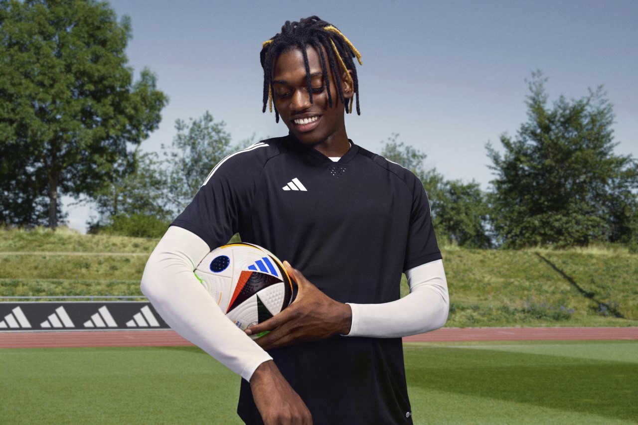 Euro 2024. Adidas dévoile le ballon officiel, doté de la technologie  connectée pour les hors-jeu