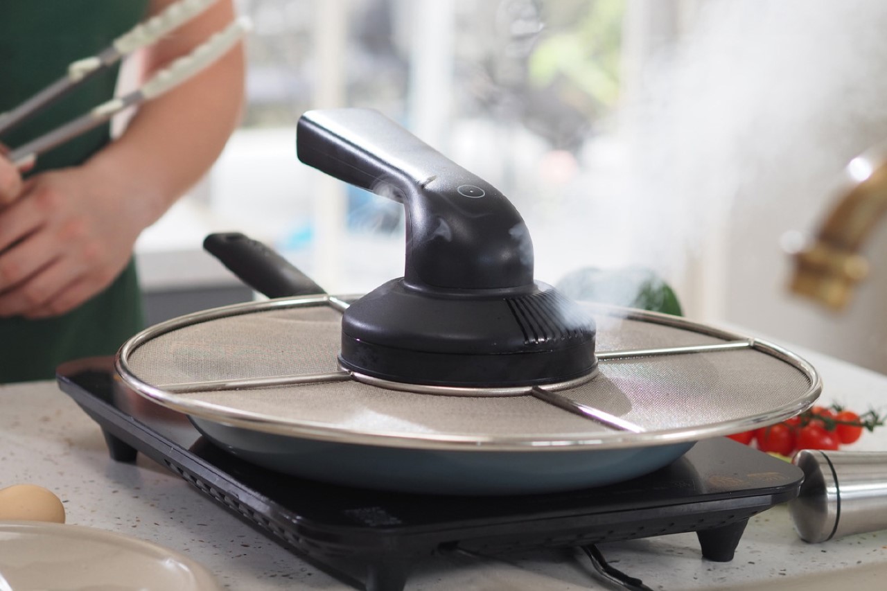 #This Saucepan Lid with a Built-in Chimney to filter fumes might be the most brilliant idea of the decade