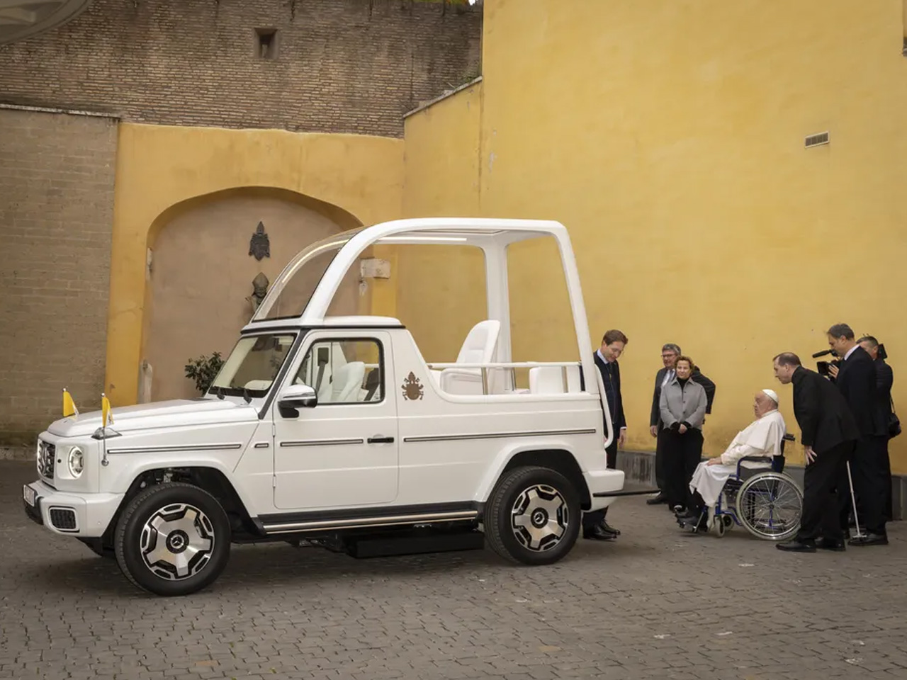 Mercedes Designs An All-electric Popemobile Based On G580 Wagon For ...