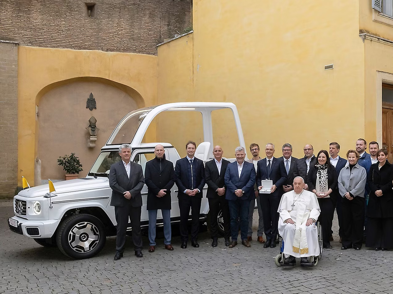 Mercedes Designs An All-electric Popemobile Based On G580 Wagon For ...