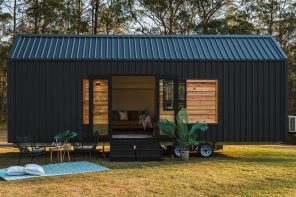 This Single-Storey Tiny Home Cleverly Expands To Create Some Extra Living Space